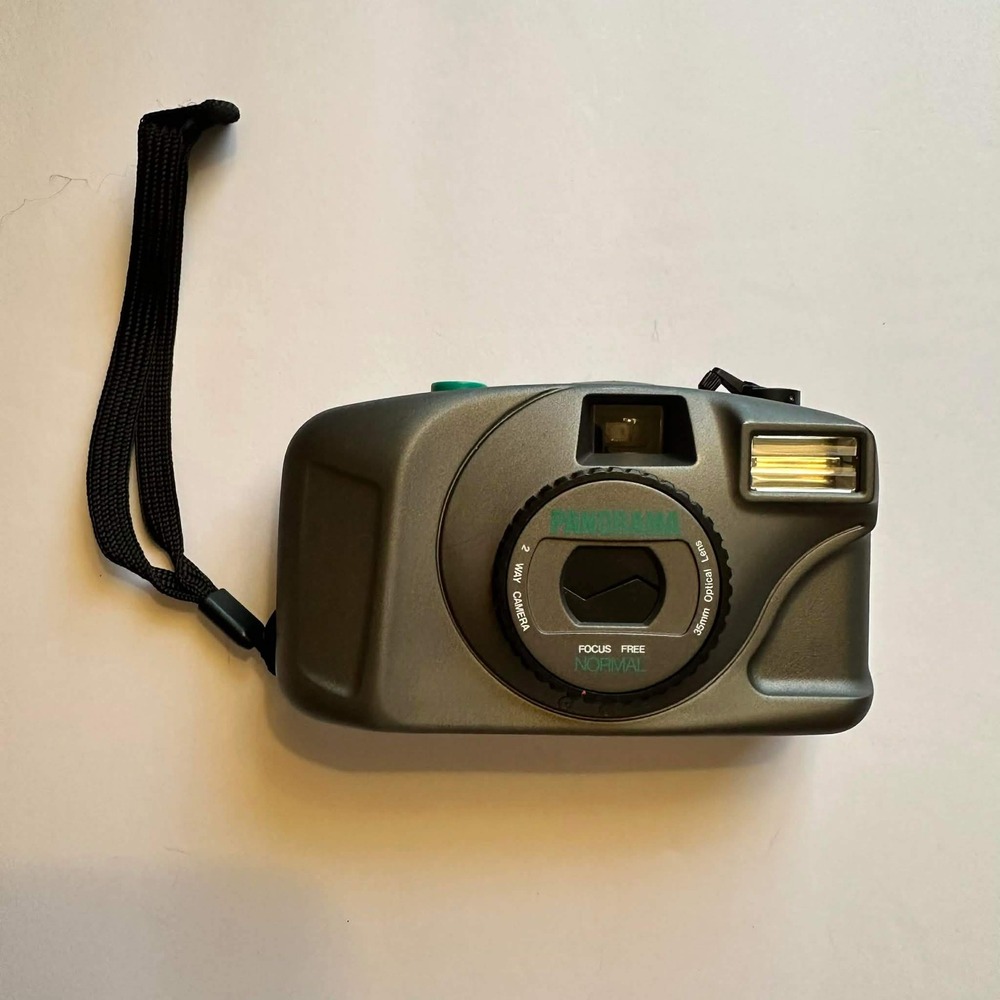 Vintage Avon 1997 Panorama 35mm Film Camera Focus Free Flash Gray 2043111‎
